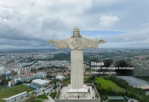 Trump Geger: Bentrokan dengan Paus, Gambar AI Kristus, dan Rencana Monumen Megah