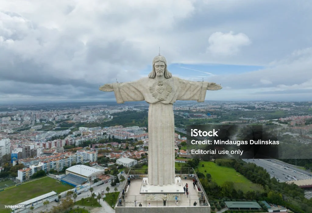 Trump Geger: Bentrokan dengan Paus, Gambar AI Kristus, dan Rencana Monumen Megah