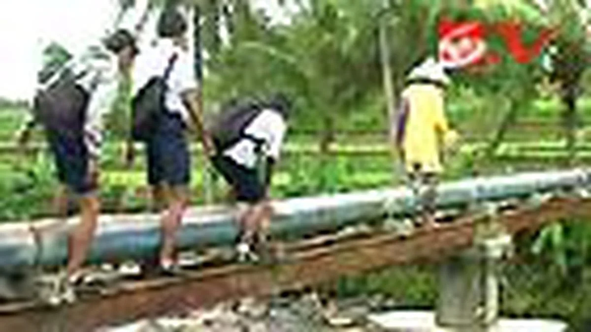 Video Viral: siswa Medan seberangi Sungai Deli di Atas Pipa Air, Bikin Heboh Netizen