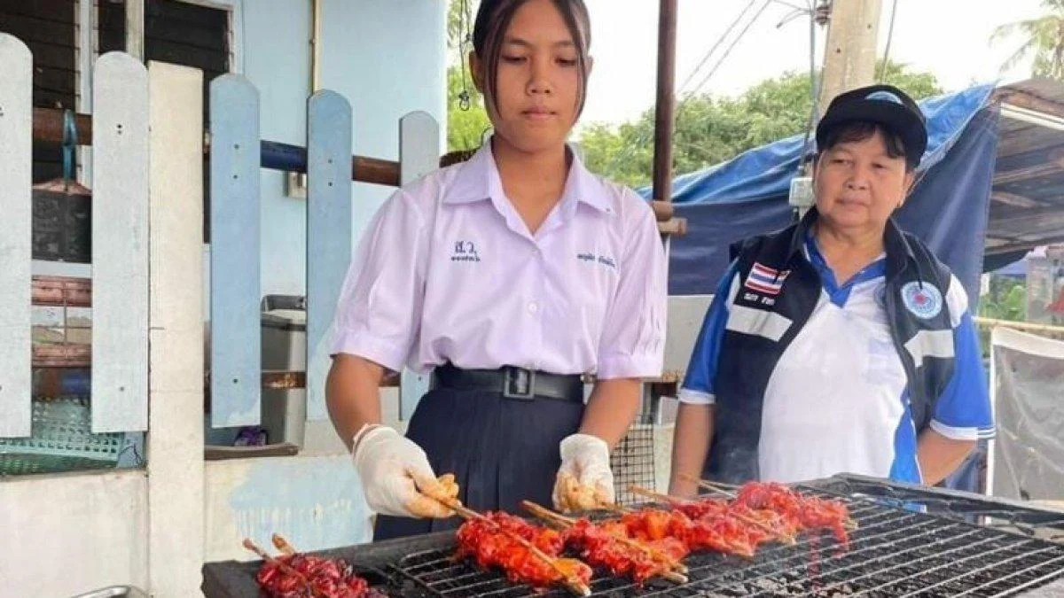 Viral! Perpisahan Mengharukan Siswa SMP Sumedang Relakan Seragam demi Jualan Ayam Goreng, Pemkab Tanggap Segera