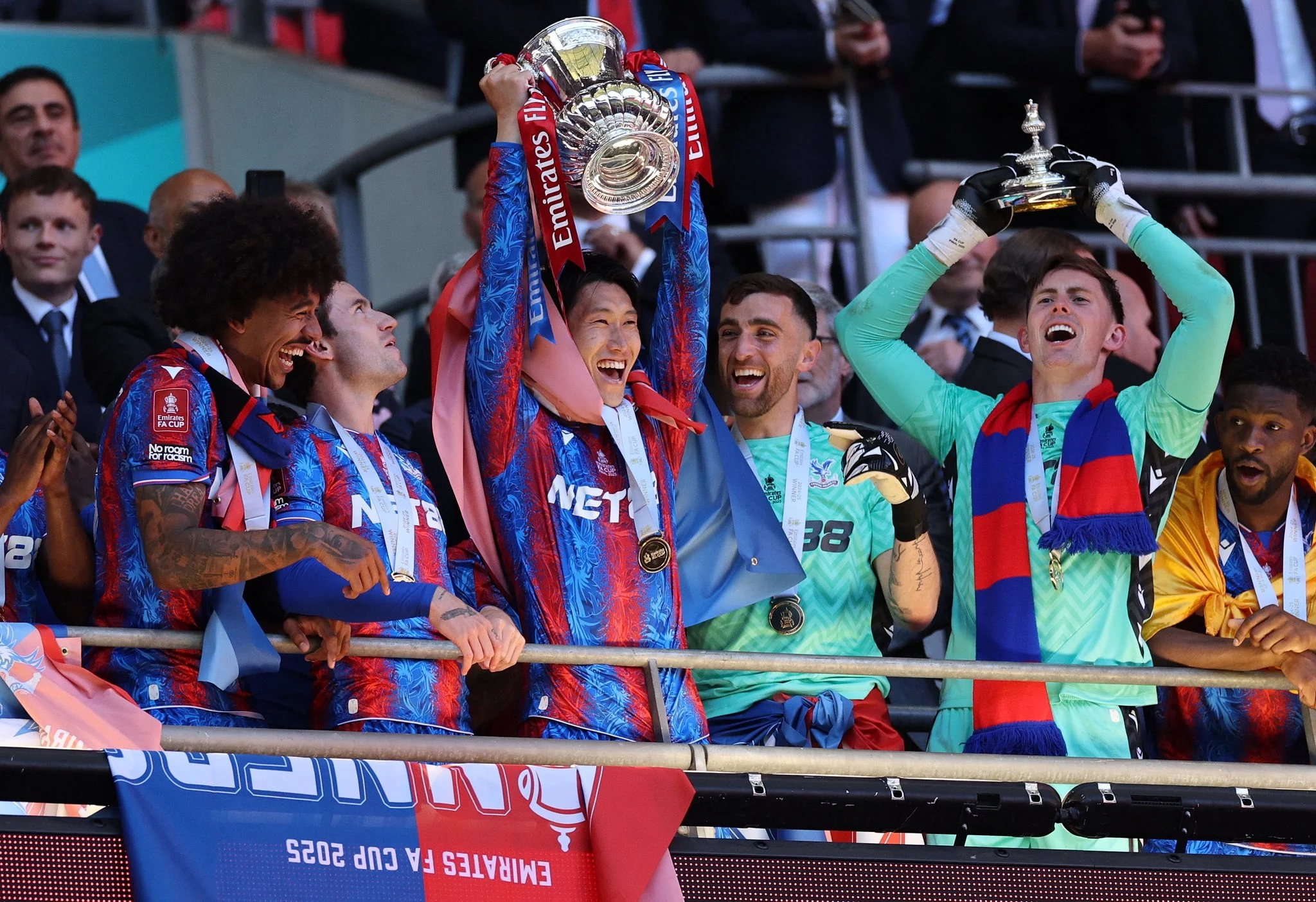 Crystal Palace Gelar Trofi Eropa Pertama, Kamada Diprediksi Tetap di Selhurst Park