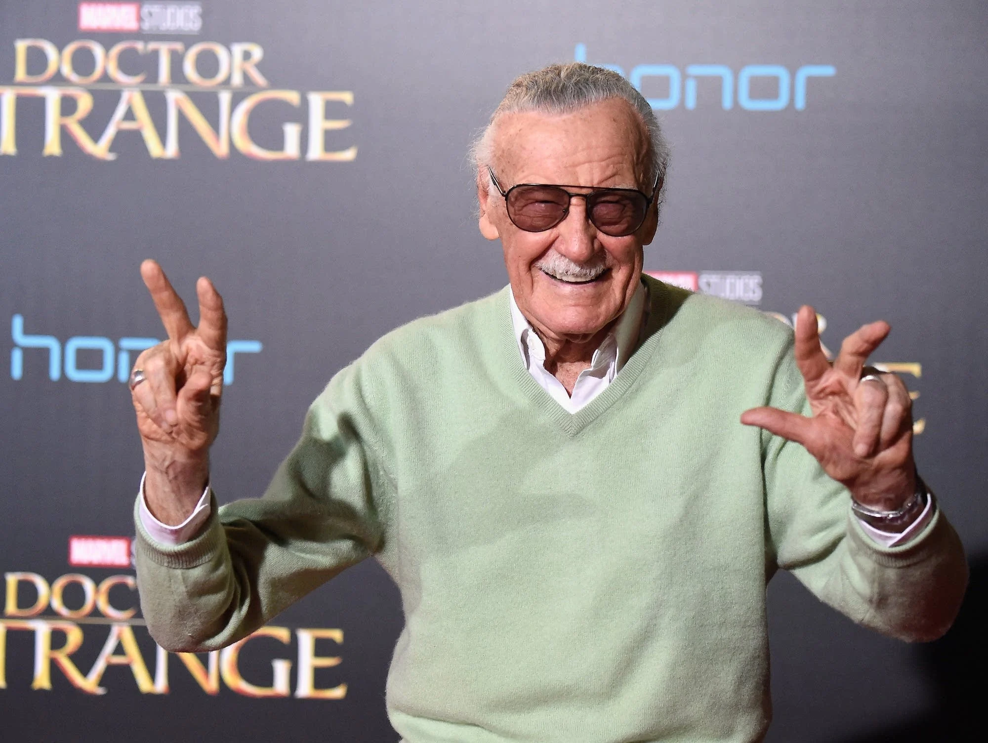 Dunia Hiburan Digempur: Stan Lee, Sebastian Stan, dan Stan di Balik Layar