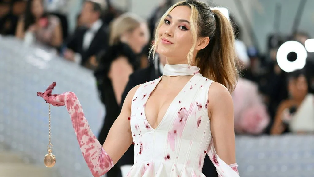 Eileen Gu Menggebrak Met Gala 2026 dengan Gaun ‘Bubble’ yang Membuat Dunia Terpukau