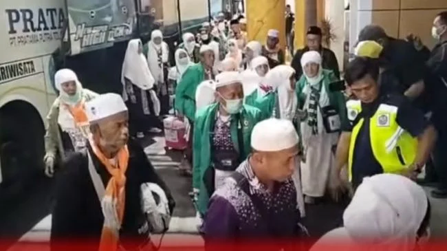 Harapan dan Air Mata: Perpisahan Jemaah Haji yang Mengharukan di Surabaya, Kini Dilengkapi Penjelasan Tarif Kursi Roda di Masjidil Haram