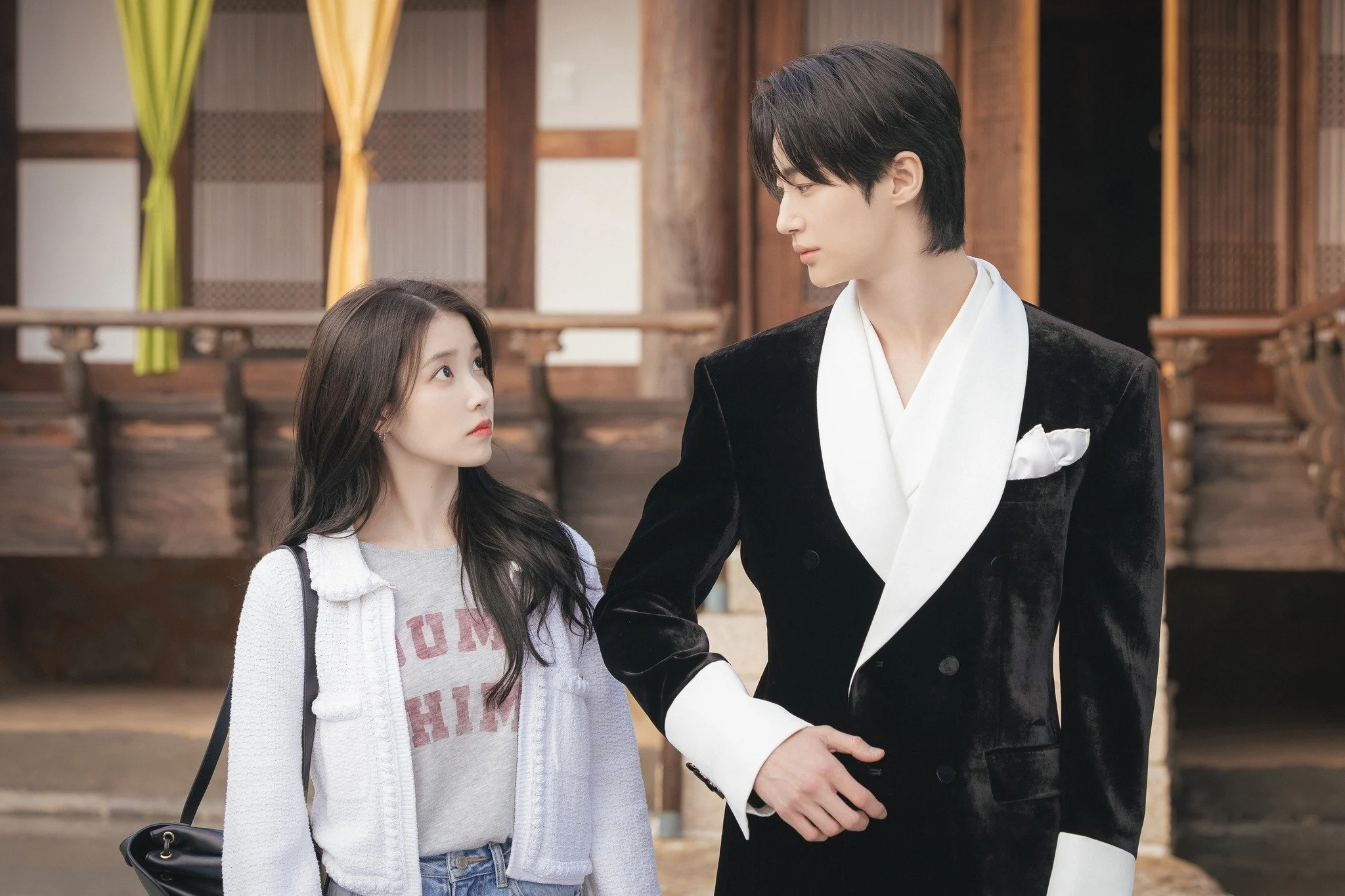 IU dan Byeon Woo Seok: Momen Pernikahan Royal yang Membuat Penonton Jatuh Cinta