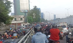 Jalan Raya Lenteng Agung Ambles, Kemacetan Parah Mengular