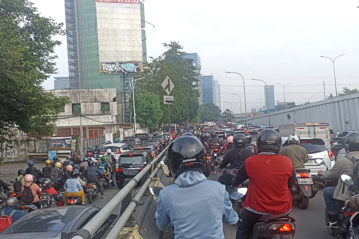 Jalan Raya Lenteng Agung Ambles, Kemacetan Parah Mengular