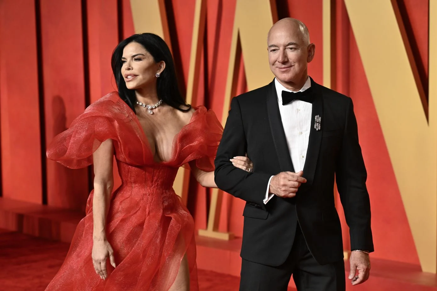 Jeff Bezos: Dari Penjualan Yacht $500 Juta Hingga Protes di Met Gala 2026