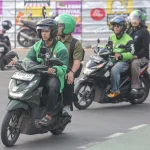 Kepedulian yang Mengalir: Polisi Menyelamatkan Pengemudi Ojek Online di Tengah Malam