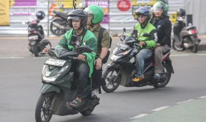Kepedulian yang Mengalir: Polisi Menyelamatkan Pengemudi Ojek Online di Tengah Malam