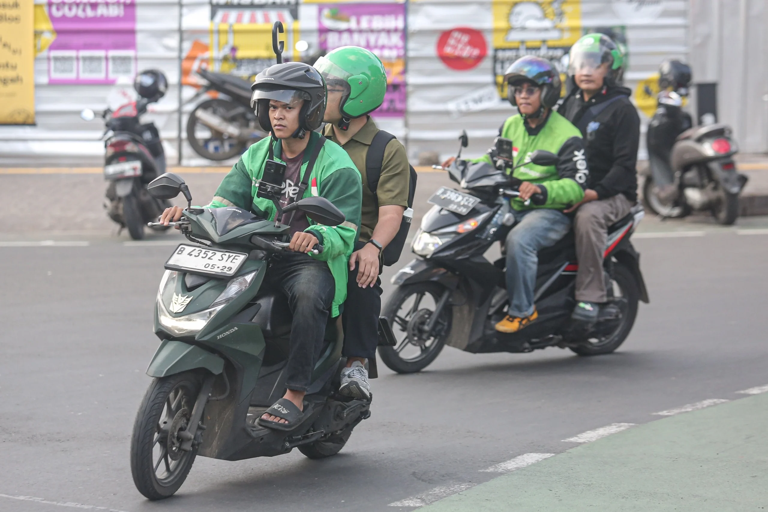 Kepedulian yang Mengalir: Polisi Menyelamatkan Pengemudi Ojek Online di Tengah Malam