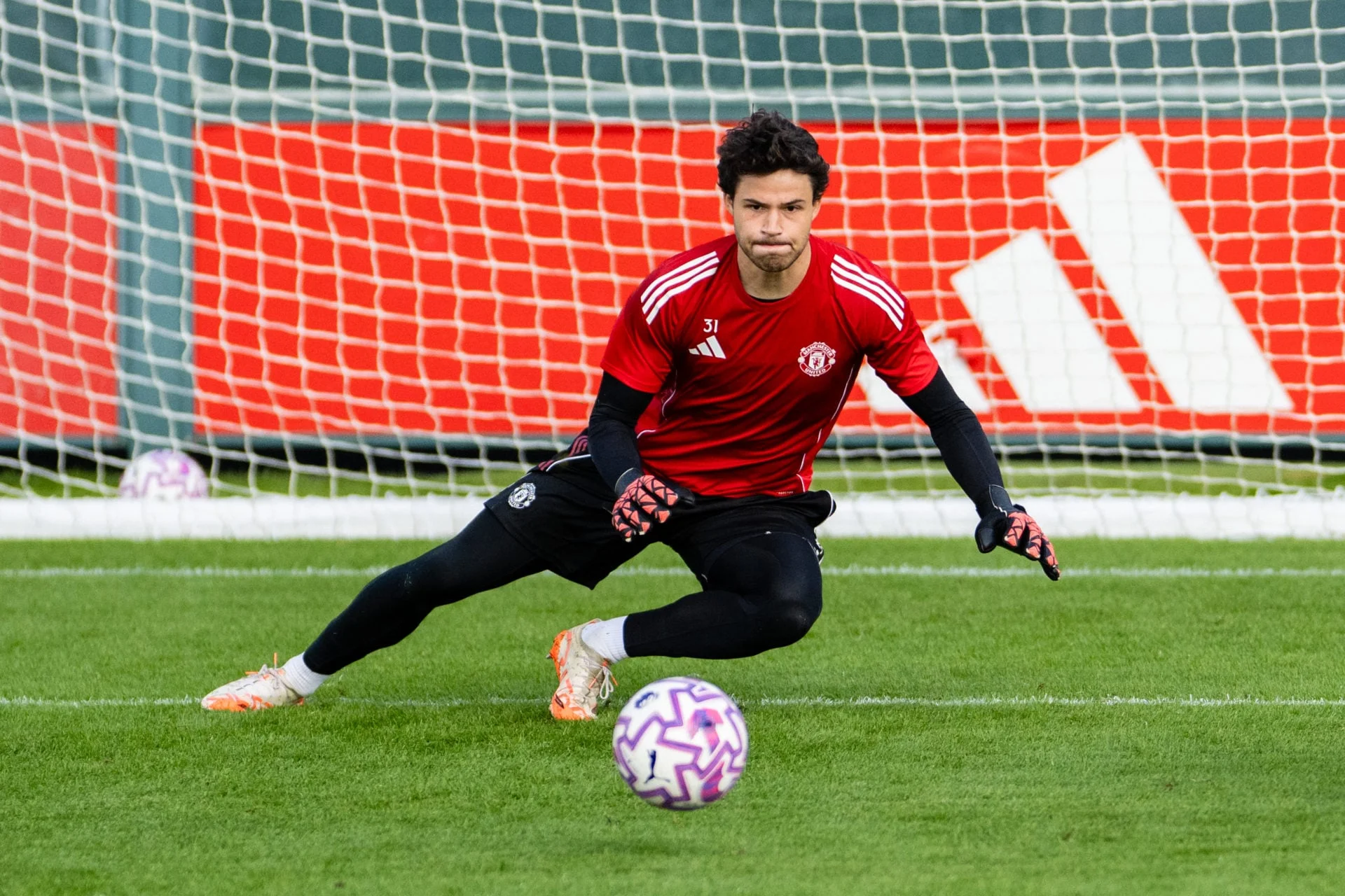 Senne Lammens Buktikan Kualitasnya, Kiper Belgia Siap Membawa Manchester United ke Puncak Laga Liverpool