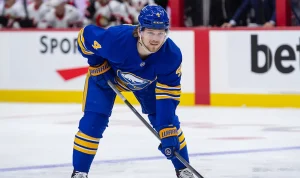 Bowen Byram Trejdad från Buffalo till Chicago för Fjärde Vålet i Draften