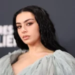 Charli XCX: Artis yang Sucik, Tapi Menghadapi Kesulitan Mental