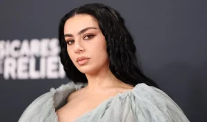 Charli XCX: Artis yang Sucik, Tapi Menghadapi Kesulitan Mental