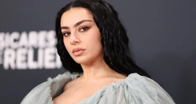 Charli XCX: Artis yang Sucik, Tapi Menghadapi Kesulitan Mental