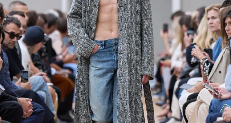 Dior Men Summer 2027: Refleksi Bola Disko Kala Pesta Usai Renungan Kenangan