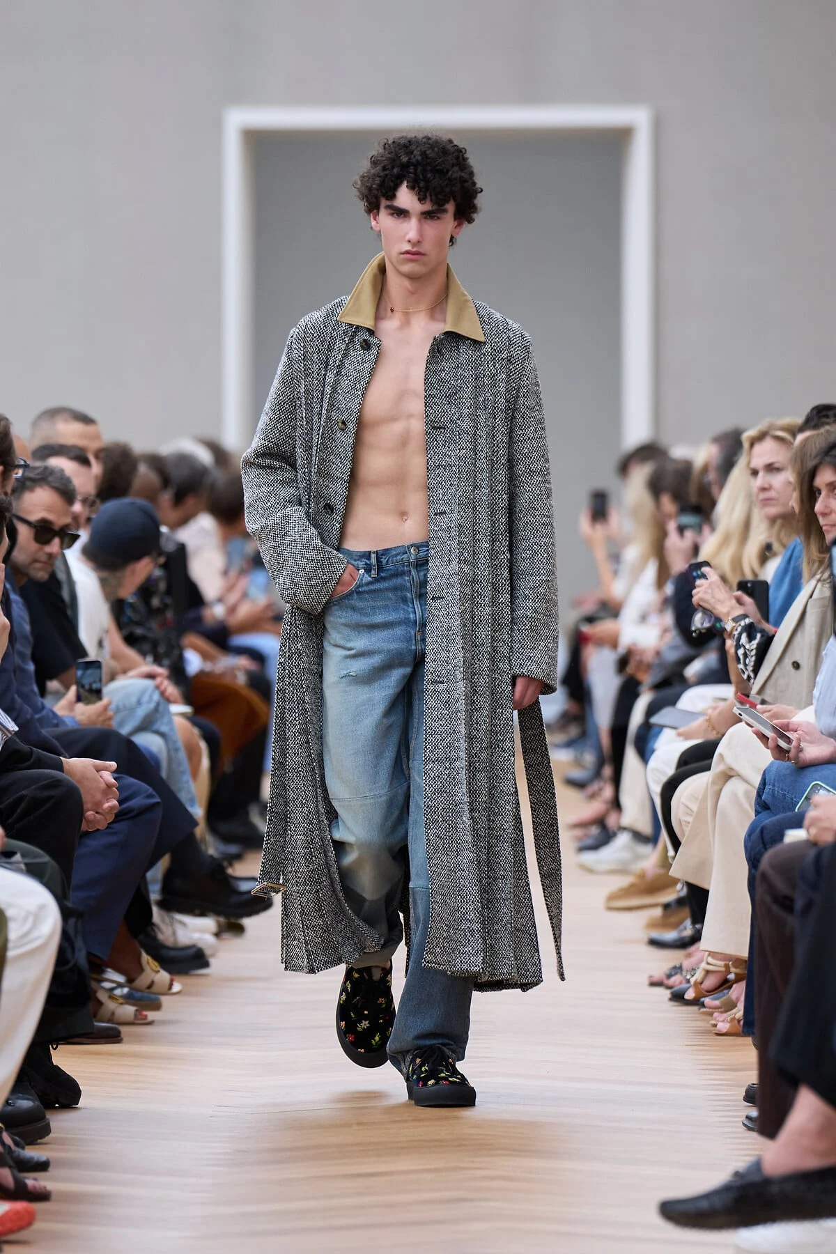 Dior Men Summer 2027: Refleksi Bola Disko Kala Pesta Usai Renungan Kenangan