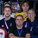 Dirk Nowitzki Dyker Upp på Läktaren under Sveriges Match Mot Japan