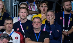 Dirk Nowitzki Dyker Upp på Läktaren under Sveriges Match Mot Japan