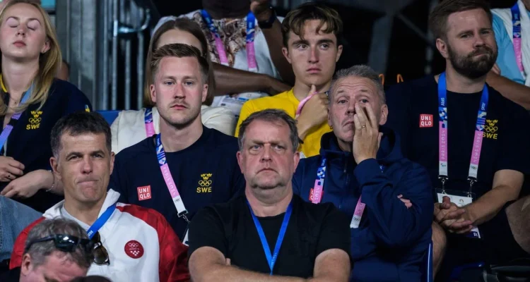 Dirk Nowitzki Dyker Upp på Läktaren under Sveriges Match Mot Japan