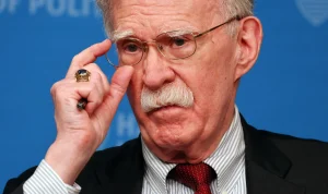 John Bolton erkänner olaglig hantering av hemligstämplad information - Trumps politik i centrum