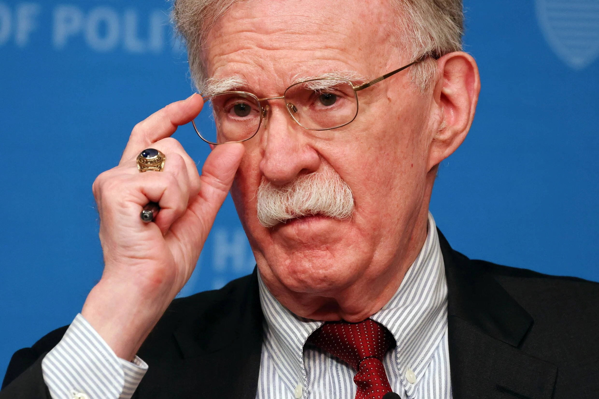 John Bolton erkänner olaglig hantering av hemligstämplad information - Trumps politik i centrum