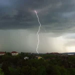 Oväder Omsluter Sverige: Stormar, Blixtnedslag och Högtryck