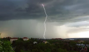 Oväder Omsluter Sverige: Stormar, Blixtnedslag och Högtryck
