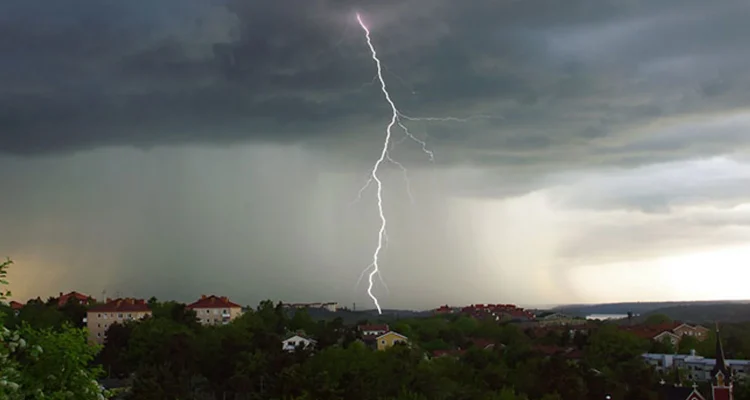 Oväder Omsluter Sverige: Stormar, Blixtnedslag och Högtryck