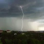 Oväder Omsluter Sverige: Stormar, Blixtnedslag och Högtryck