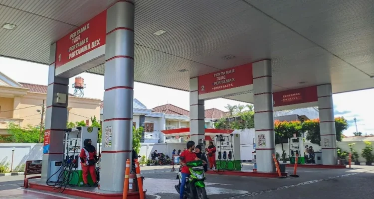 Stasiun Pengisian Bahan Bakar: Antara Kelangkaan dan Penyelewengan