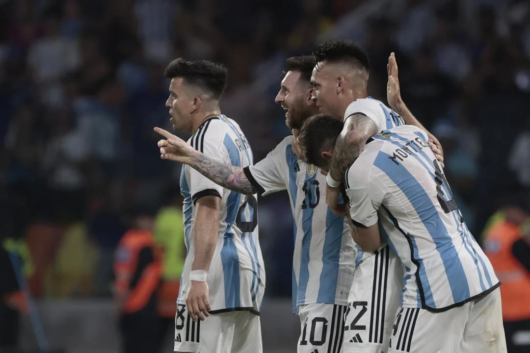 Tembok Kokoh Lisandro Martínez dan Sihir Hat-trick Messi: Argentina Lumat Aljazair di Piala Dunia 2026