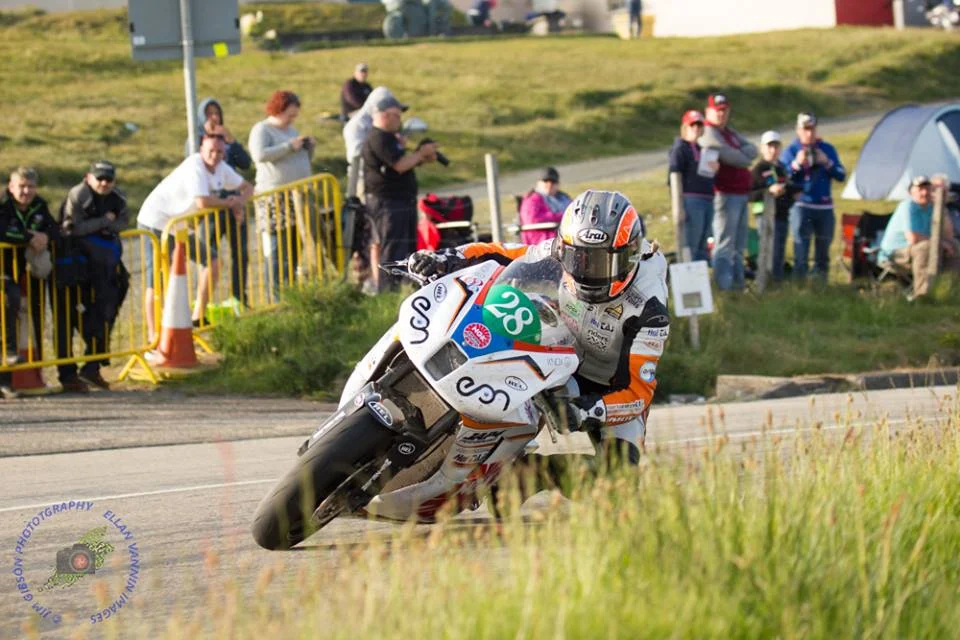 Tragedi dan Kemenangan di Isle of Man TT: Maria Costello Alami Kecelakaan Parah, Sementara Michael Dunlop Raih Kemenangan ke-34