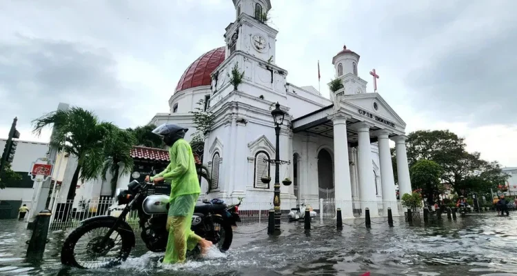Wajah Ganda Kota Semarang: Antara Ancaman Daratan Tenggelam dan Dinamika Sosial yang Menguji Ketangguhan