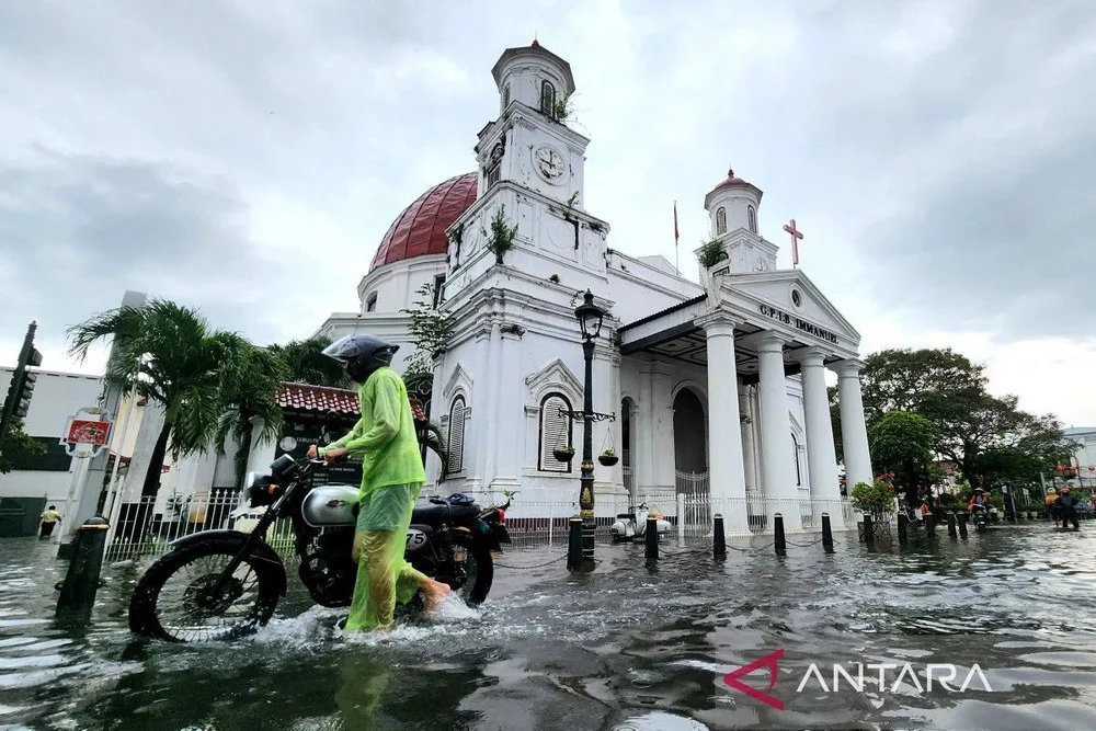 Wajah Ganda Kota Semarang: Antara Ancaman Daratan Tenggelam dan Dinamika Sosial yang Menguji Ketangguhan