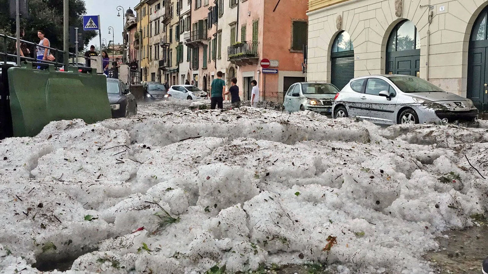 Extremväder skakar Sydeuropa: Turister varnas för förödande hagel i Italien