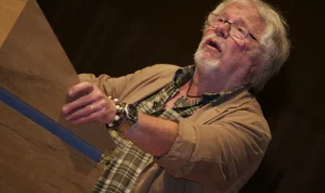 Före detta TV-stjärnan Bill Oddie har gått bort, samtidigt som en annan ikonisk figur, Glenn Hysén, kämpar med Parkinsons sjukdom