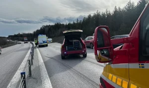 Hudiksvalls Tidning: Stopp på E4 norr om Hudiksvall efter krock mellan två personbilar
