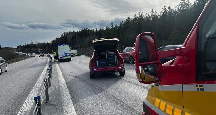 Hudiksvalls Tidning: Stopp på E4 norr om Hudiksvall efter krock mellan två personbilar
