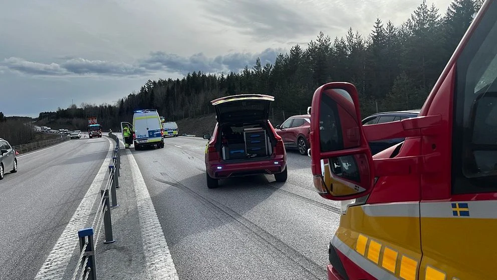 Hudiksvalls Tidning: Stopp på E4 norr om Hudiksvall efter krock mellan två personbilar