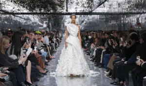Jejak Lynda Benglis di Balik Dior Haute Couture Fall/Winter 2026-2027: Jonathan Anderson's Inspirasi