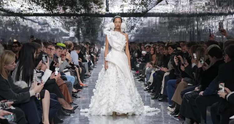 Jejak Lynda Benglis di Balik Dior Haute Couture Fall/Winter 2026-2027: Jonathan Anderson's Inspirasi