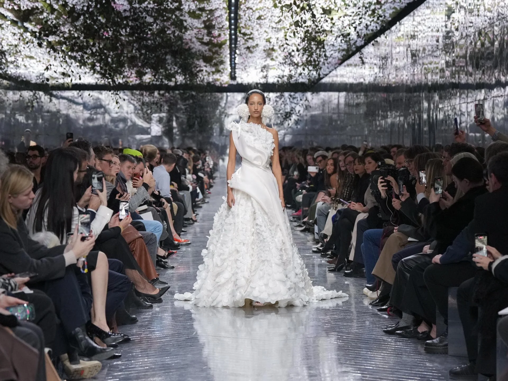 Jejak Lynda Benglis di Balik Dior Haute Couture Fall/Winter 2026-2027: Jonathan Anderson's Inspirasi