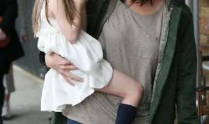 Katie Holmes och hennes dotter Suri: En historia om distans och förändring Katie Holmes och hennes dotter Suri: En historia om distans och förändring
