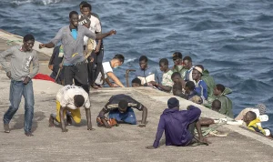 Melilla i Kaos: Tusentals Migranter Tvingas Simma Över Gränsen