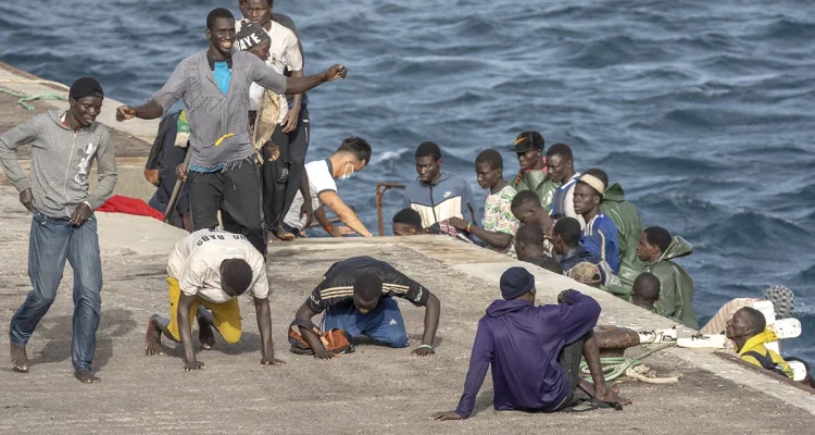 Melilla i Kaos: Tusentals Migranter Tvingas Simma Över Gränsen