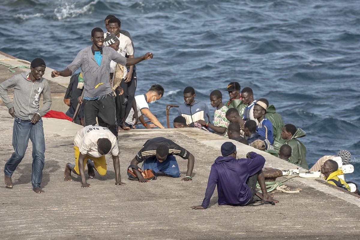 Melilla i Kaos: Tusentals Migranter Tvingas Simma Över Gränsen
