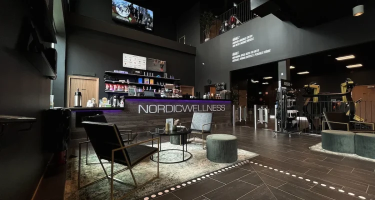 Nordic Wellness Sundsvall drabbas av dramatisk bilolycka: En personbil kör rakt in i gymlokalen