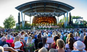 Peg Parneviks succésommar: Från folkfest i Örnsköldsvik till drömmen om Allsång på Skansen